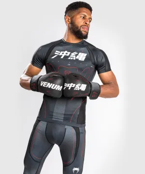 Rashguard Venum Okinawa 3.0 - Manga corta - Negro/Rojo