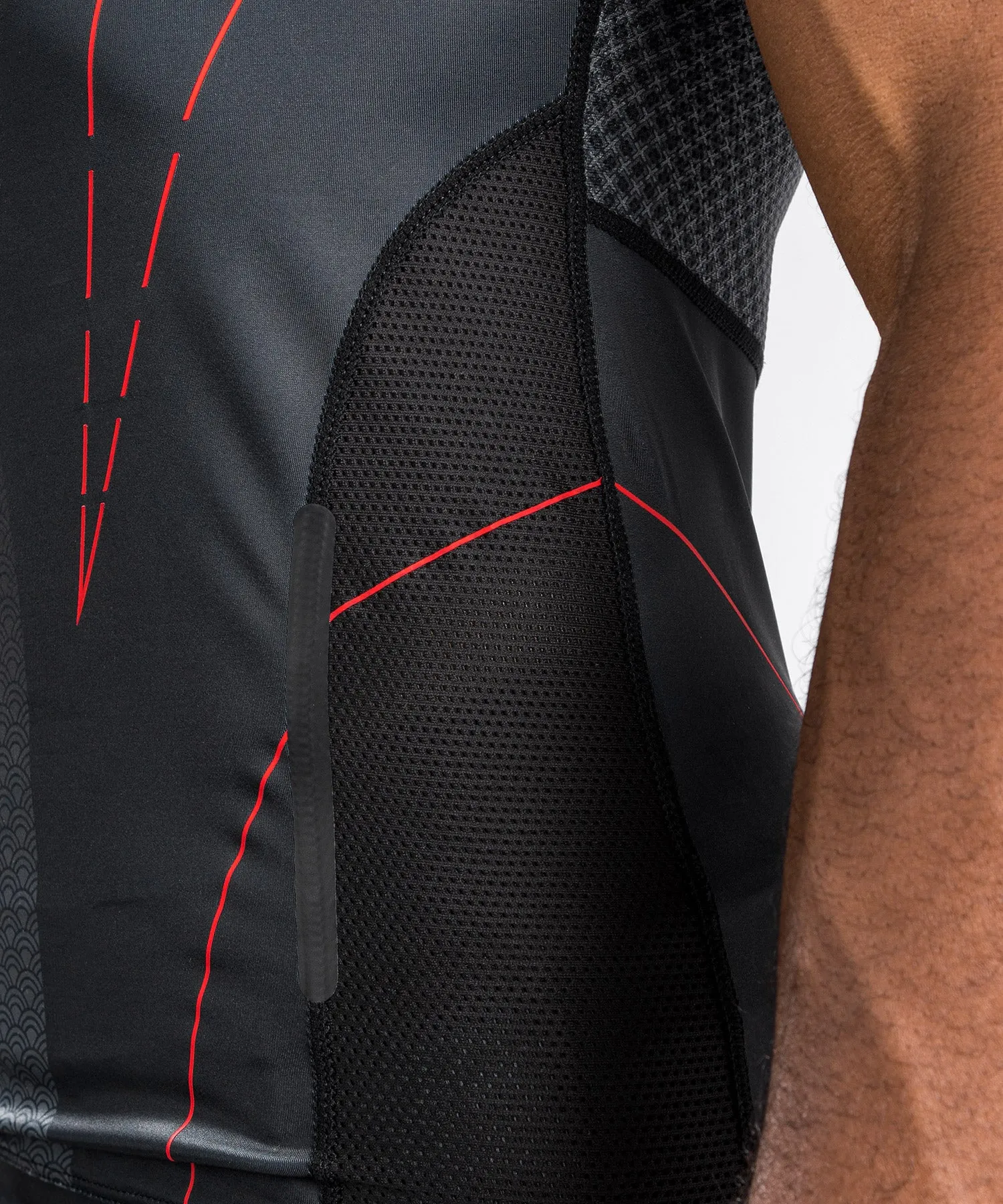 Rashguard Venum Okinawa 3.0 - Manga corta - Negro/Rojo