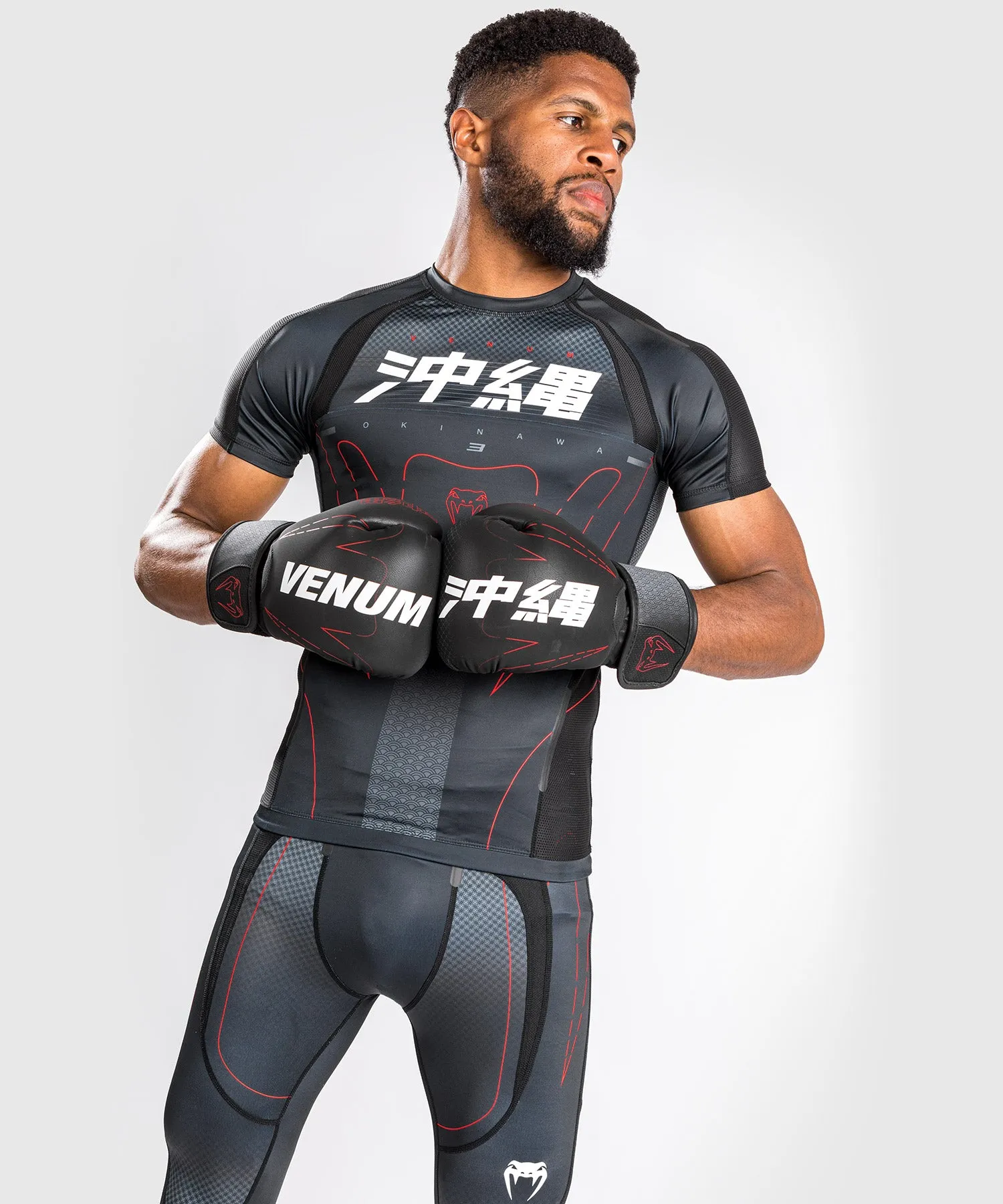 Rashguard Venum Okinawa 3.0 - Manga corta - Negro/Rojo